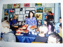 Foto da Professora e seus alunos na vernissagem da exposio.