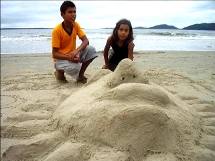 Escultura feita por alunos, na areia da praia. 