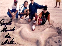Escultura feita por alunos, na areia da praia. 