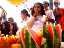 Frutas ornamentadas por alunos.