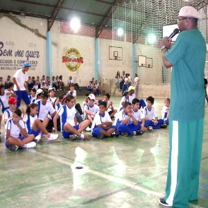 Foto de alunos na escola, danando o Hip-Hop.