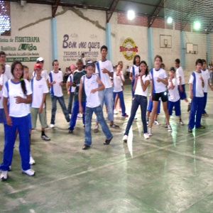 Fotos de alunos na escola, danando o Hip-Hop.