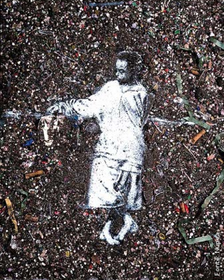 A Obra Scrates faz parte de uma srie de fotografias expostas na 24 Bienal Internacional de So Paulo que apresenta figuras de meninos de rua retratados em seu ambiente, tendo como tema central sua condio de vida. A fotografia  redesenhada pelo artista Vik Muniz com o lixo do carnaval ( pontas de cigarro, confetes, serpentinas amassadas, tampinhas de cerveja, vidros quebrados, pedaos de madeira, tudo envolvido em terra e cascalho) e, novamente fotografada.<br />
<br />
Palavras-chave: Vick Muniz, fotografia, releitura, arte contempornea.