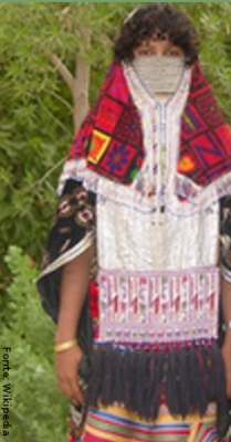 Os Rashaidas so um pequeno grupo de nmades de lngua rabe que vivem no noroeste do deserto da Eritreia. So muulmanos radicais de profundas convices religiosas. Tradicionalmente, criam camelos em pequenas pastagens junto dos osis. Sua msica consiste em canes acompanhadas por palmas e bater de ps, substituindo as percusses. Possuem seu prprio estilo de dana, com as mulheres ostentando vus multicoloridos e mscaras decoradas chamadas <strong>Arusi</strong>.
<br/>
Palavras-chave: mulher Rashaida, nmades, deserto da Eritreia, muulmanos, msica, dana, arusi.