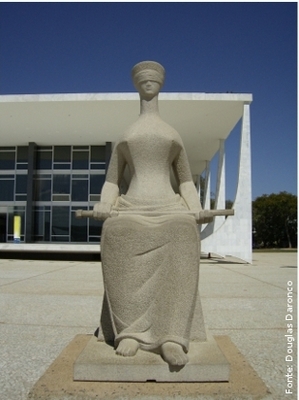 Alfredo Ceschiatti (Belo Horizonte, 1 de setembro de 1918  1989) foi escultor, desenhista e professor brasileiro. Fez parte da Comisso Nacional de Belas Artes e ensinou escultura e desenho na Universidade de Braslia (UnB).
Tornou-se conhecido por criar obras para decorao de prdios projetados por Oscar Niemeyer, dentre as mais conhecidas est "A Justia", em granito, em frente ao prdio do Supremo Tribunal Federal.
<br/>
Palavras-chave: Alfredo Ceschiatti, justia, escultura, Braslia

