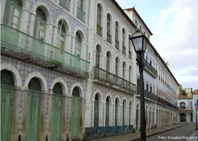 So Luis, capital do Maranho, possui grande quantidade de casares com fachadas em azulejos portugueses, um dos maiores conjuntos do patrimnio histrico do Brasil Colonial.

Palavras-chave: patrimnio histrico, So Lus