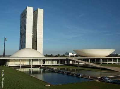 Congresso Nacional(1956-1960), complexo arquitetônico criado por Oscar Niemeyer, que se tornou um dos símbolos de Brasília. Composto por dois prédios altos, de linhas retas e duas construções em forma de concha, concluído em 1960.
Localizados na Praça dos Três Poderes, os dois prédios altos são os "blocos administrativos", cada um com 27 andares. A concha voltada para baixo, implica nos intentos do entes federativos representados pelos senadores. Já a concha voltada para cima, materializa o sentimento de clamor popular representado pelos deputados federais.
<br/><br/>
Palavras-chave: congresso nacional, oscar niemeyer, brasília, praça três poderes, blocos administrativos