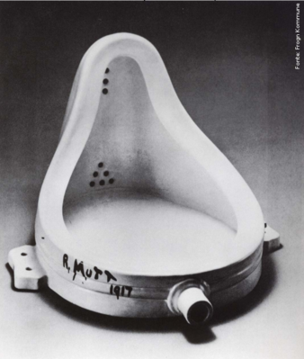Marcel Duchamp (França, 1889 - 1968). Um dos precursores da arte conceitual e idealizador de "ready made" (literalmente, "feito pronto") como objeto de arte, a saber, o transporte de um elemento do cotidiano para o campo das Artes. "A fonte" é seu "ready made" mais famoso. Duchamp simplesmente comprou um urinol numa loja, assinou como "R. Mutt" e enviou para a seleção do júri de uma mostra de artes em Nova York. O objeto foi recusado, mas entrou para a história como uma das referências artísticas do século XX.
<br/>
Palavras-chave: Marcel Duchamp, arte conceitual, dadaísmo, arte moderna, ready made