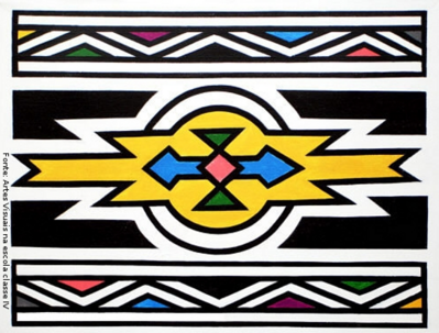 A artista sul-africana Esther Mahlangu de 75 anos, nascida em 1935, pertence à comunidade Ndebele de Gauteng, a norte de Pretoria. Pioneira em colocar as cores e formas Ndebele em telas, até então realizadas somente nos murais das casas. Desenha à mão livre, sem medições ou esboços utilizando tintas brilhantes. A sua arte é fortemente marcada pelo estilo original de sua tribo localizada na África do Sul, que emprega pinturas especiais nas paredes através de formas geométricas e multicoloridas.
<br/><br/>
Palavras-chave: Pintura. Africa do Sul. Esther mahlangu. Pinturas abstratas. Formas geométricas. Pintura mural.
