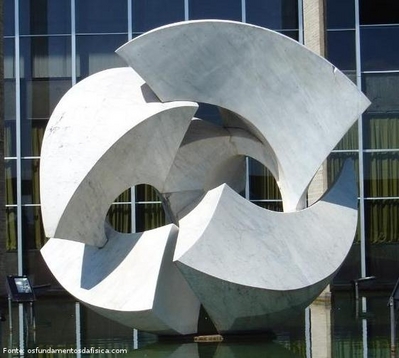 "Meteoro"(1967/1968), escultura em mrmore branco, feita pelo escultor e professor Bruno Giorgi (Mococa SP 1905 - Rio de Janeiro RJ 1993). Localizada em frente ao Palcio do Itamaraty, no lago do edifcio do Ministrio das Relaes Exteriores, em Braslia. O estilo de Bruno Giorgi atravessou diversas fases. Simplificando-se cada vez mais, evoluiu do realismo para as grandes formas estilizadas.
<br/><br/>
Palavras-chave: meteoro, bruno giorgi, escultura, escultor, braslia
