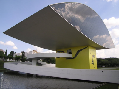 O Museu Oscar Niemeyer est localizado na cidade de Curitiba, onde  conhecido por Museu do Olho. O primeiro prdio foi projetado em 1967 pelo famoso arquiteto. Em 2003, aps grande reforma, recebeu o anexo que o caracterizou e o nome em homenagem ao seu criador.
<br/>
Palavras-chave: Oscar Niemeyer, museu, Curitiba, arquitetura