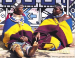 África do Sul  - Mulheres da tribo Nbedele, com mantos coloridos ...