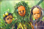 Pinturas corporais elaboradas pelos membros das tribos Surma e Mursi, localizadas no vale leste da frica Omo. So composies coloridas feitas de pigmentos extrados de pedras em p, plantas, frutos e barro unidos a gravetos, palhas, flores e folhas exticas. Foi fazendo inmeras viagens que o fotgrafo Hans Silvesters registrou a beleza das tribos Surma e Mursi. As fotos foram reunidas no livro Natural Fashion (Moda Natural, em traduo livre), lanado pela editora Thames & Hudson. <br/> Palavras-chave: pintura corporal, tribos Surma e Mursi, pigmentos, fotgrafo Hans Silvesters, editora Thames & Hudson 