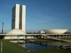 Congresso Nacional(1956-1960), complexo arquitetnico criado por Oscar Niemeyer, que se tornou um dos smbolos de Braslia. Composto por dois prdios altos, de linhas retas e duas construes em forma de concha, concludo em 1960. Localizados na Praa dos Trs Poderes, os dois prdios altos so os "blocos administrativos", cada um com 27 andares. A concha voltada para baixo, implica nos intentos do entes federativos representados pelos senadores. J a concha voltada para cima, materializa o sentimento de clamor popular representado pelos deputados federais. <br/><br/> Palavras-chave: congresso nacional, oscar niemeyer, braslia, praa trs poderes, blocos administrativos