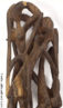 No centro leste do continente africano, a etnia Makonde que vive no sudeste da Tanzânia e no norte de Moçambique, se destaca com um estilo muito popular de esculturas, que são os “Shetani”, o qual representa árvores de famílias, mostrando a tradição da união familiar. São várias pessoas esculpidas em um só pedaço de madeira, produzidas pelo próprio povo, que se utiliza de uma madeira preta, o ébano. <br/><br/> Palavras-chave: etnia makonde, escultura africana, shetani, ébano, árvores de famílias