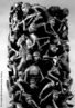 No centro leste do continente africano, a etnia Makonde que vive no sudeste da Tanzânia e no norte de Moçambique, se destaca com um estilo muito popular de esculturas, que são os “Shetani“, o qual representa árvores de famílias, mostrando a tradição da união familiar. São várias pessoas esculpidas em um só pedaço de madeira, produzidas pelo próprio povo, que se utiliza de uma madeira preta, o ébano.