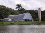 Igreja de So Francisco de Assis(1942-1943) do arquiteto Oscar Niemeyer Soares Filho, composta por painis de Cndido Portinari (1903-1962), fazendo parte do conjunto arquitetnico da Pampulha, Minas Gerais, a primeira grande realizao do arquiteto.  a primeira igreja brasileira que no apresenta uma planta simtrica tradicional como: naves, abbodas e capelas. O conjunto se destacou pelas formas curvas, com o concreto armado, arcos e abbadas, saindo dos padres racionalistas e adentrando com o ferro e o cimento em superfcies sinuosas. O arquiteto Oscar Niemeyer Soares Filho  carioca, nascido em 1907 e formado pela Escola Nacional de Belas Artes, em 1934. Sua carreira-solo consolidou-se, projetando-o no cenrio internacional, sob o patrocino de Juscelino Kubitschek (1902-1976), que o contratou oficialmente em duas ocasies. Na primeira, durante seu mandato como Prefeito de Belo Horizonte, para projetar o conjunto arquitetnico da Pampulha e na segunda, durante seu mandato como Presidente do Brasil, para projetar Braslia. <br/><br/> Palavras-chave: oscar niemeyer, arquitetura moderna, pampulha, igreja, juscelino kubitschek, cndido portinari