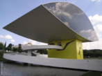 O Museu Oscar Niemeyer est localizado na cidade de Curitiba, onde  conhecido por Museu do Olho. O primeiro prdio foi projetado em 1967 pelo famoso arquiteto. Em 2003, aps grande reforma, recebeu o anexo que o caracterizou e o nome em homenagem ao seu criador. <br/> Palavras-chave: Oscar Niemeyer, museu, Curitiba, arquitetura