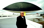 Oscar Niemeyer em frente ao MON