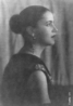 Tarsila do Amaral (1886-1973) foi uma das mais importantes artistas do Brasil. Aps passar dois anos em Paris, retorna a So Paulo em 1922 para integrar o "Grupo dos Cinco", que defende as ideias da Semana de Arte Moderna e toma a frente do Movimento Modernista do pas. Nessa mesma poca, comea o seu romance com o escritor Oswald de Andrade, com quem fica at 1930. Seus quadros mais famosos so o Abaporu, de 1928, e Operrios, de 1933. O Abaporu foi dado de presente de aniversrio para Oswald de Andrade. Empolgado com a obra, ele criou o Movimento Antropofgico. (Terra - Gente & TV)  