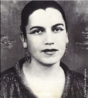 Tarsila do Amaral (1886-1973) foi uma das mais importantes artistas do Brasil. Aps passar dois anos em Paris, retorna a So Paulo em 1922 para integrar o "Grupo dos Cinco", que defende as ideias da Semana de Arte Moderna e toma a frente do Movimento Modernista do pas. Nessa mesma poca, comea o seu romance com o escritor Oswald de Andrade, com quem fica at 1930. Seus quadros mais famosos so o Abaporu, de 1928, e Operrios, de 1933. O Abaporu foi dado de presente de aniversrio para Oswald de Andrade. Empolgado com a obra, ele criou o Movimento Antropofgico. (Terra - Gente & TV)  