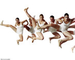 Saltos- movimentos que deixam o corpo temporariamente sem suporte. O salto pode ser visto com relao ao peso (leve ou forte) e com relao ao tempo (rpido ou lento). <br/><br/> A Companhia <br/><br/> Em 1995, por convite de Bebe Schweppe, fundador da Companhia-escola de Bal de Aspen, os danarinos Jean-Philippe Malaty a Tom Mossbrucker, da Companhia de Ballet Joffrey, deixaram a cidade de Nova Iorque para embarcar na viso da criao de uma companhia profissional de dana com sede em Aspen. <br/><br/> No comeo do novo milnio, a companhia iniciou uma parceria de apresentaes em Santa F, e hoje funciona com o nome Bal Aspen Santa F (ASFB). <br/><br/> O Bal Aspen Santa F fez sua estreia em Nova Iorque no The Joyce Theater e vem se apresentando no Festival de Dana Jacob's Pillow. Em 2004, o ASFB realizou sua estreia internacional no Canad e na Frana.<br/><br/><br/> Palavras-chave: dana, bal, Bal Aspen Santa F, saltos, Laban