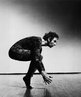 O coregrafo americano Merce Cunningham , foto de 1973, apelidado de "Einstein da dana",  dinamizou a partir dos anos 50 os passos do bal: o danarino no se deslocava mais em funo do centro da cena, ele prprio era o centro. <br/><br/>  "Ao contrrio do danarino clssico, considero todos os movimentos possveis e no componho me baseando no centro da cena", explicava. <br/><br/>  Cunningham libertou a dana da msica, do cenrio, da narrao, criando peas onde "a dana se apia apenas nela mesmo, sem a dominao de uma arte sobre a outra. A relao entre estes elementos  totalmente livre".  <br/><br/>  A inesgotvel coragem imaginativa do coregrafo, que enfrentou durante muito tempo vaias e incompreenso do pblico, se expressou atravs do conceito dos "Eventos". Ele apresentada todo ou parte do espetculo com a ordem, a durao das sequncias, o nmero e o papel dos danarinos distribudos ao azar. <br/><br/>  "Eu adoro o estresse do acaso. As propostas que ele traz te obriga a descobrir o que voc no conseguia", dizia. <br/><br/>  Contnuo inovador, Cunningham introduziu nos anos 70 novas tecnologias em suas criaes, colaborando com videomakers como Charles Atlas e Eliott Kaplan. <br/><br/>  Nos anos 90, o patriarcar rompeu outra barreira, utilizando um artifcio digital de simulaes de movimentos, "Lifeforms", para compor suas coreografias como "Biped" em 1999. <br/><br/>  "Septet" (1953), "Rainforest" (1968), "Un jour ou deux" (1973), "Duets" (1980) esto entre as 200 coreografias deste artista que amava tambm desenhar e fazer teatro. <br/><br/><br/>  Palavras-chave: Merce Cunningham, dana, bal