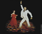 O ano de 1977 marcou definitivamente o movimento da era  	“Disco” com o lanamento do filme “Saturday Night Fever&lrquo; (Os Embalos de Sbado  Noite), estrelado por John Travolta.