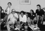 Foto Rapaziada Bossa Nova: com Tom, Vincius, Bscoli, Menescal e Carlinhos. Em 2008, o Brasil comemorou os 50 anos de Bossa Nova. A comemorao tomou por base o ano de 1958, em que foi lanado o disco de Elizeth Cardoso, em que Joo Gilberto fazia uma participao especial com a Cano do Amor demais. Pouco tempo depois, Gilberto lanaria o disco Chega de Saudade, com uma faixa do mesmo nome, que continha composies de Tom Jobim e Vincius de Moraes. Esses dois lanamentos so marcos definitivos para o movimento da bossa, que j vinha tomando o ambiente carioca desde o incio da dcada de 50. <br/><br/> Palavras-chave: Bossa nova. Tom Jobim. Vincius de Moraes. Joo Gilberto. Elizeth Cardoso. 