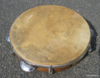 O pandeiro  um instrumento musical de percusso com rodelas (soalhas) duplas de metal enfiadas em intervalos ao redor de um aro de madeira. Pode ser brandido para produzir som contnuo de entrechoque, ou percutido com a palma da mo e os dedos.  Palavras-chave: .