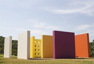 A obra-instalao Inveno da Cor, Penetrvel Magic Square # 5, De Luxe, de 1977, de Hlio Oiticica (1937-1980), foi feita a partir das maquetes chamadas de proposies ambientais. O artista comeou a criar essas obras em 1960, pois s poderiam ser construdas em espaos abertos. Magic Square # 5  composta de nove paredes em alvenaria, tinta acrlica, tela de arame e cobertura com estrutura de metal e vidro.  importante ressaltar aos alunos que essa obra se trata de uma Instalao. A Instalao  uma forma de arte que utiliza a ampliao de ambientes que so transformados em cenrios do tamanho de uma sala. Pintura, escultura e outros materiais so usados conjuntamente para ativar o espao arquitetnico. O espectador participa da obra e, portanto, no se comporta somente como apreciador. 
<br><br/>
Palavras-chave: Arte contempornea. Helio Oiticica. Cor. 