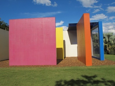 A obra-instalao Inveno da cor, Penetrvel Magic Square # 5, De Luxe, de 1977, de Hlio Oiticica (1937-1980), foi feita a partir das maquetes chamadas de proposies ambientais. O artista comeou a criar essas obras em 1960, pois s poderiam ser construdas em espaos abertos. Magic Square # 5  composta de nove paredes em alvenaria, tinta acrlica, tela de arame e cobertura com estrutura de metal e vidro.  importante ressaltar aos alunos que essa obra se trata de uma Instalao. A Instalao  uma forma de arte que utiliza a ampliao de ambientes que so transformados em cenrios do tamanho de uma sala. Pintura, escultura e outros materiais so usados conjuntamente para ativar o espao arquitetnico. O espectador participa da obra e, portanto, no se comporta somente como apreciador. 
<br><br/>
Palavras-chave: Arte contempornea. Helio Oiticica. Cor. 