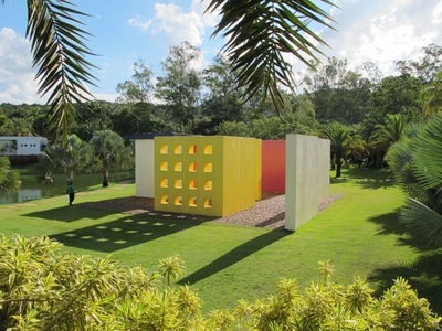 A obra-instalao Inveno da cor, Penetrvel Magic Square # 5, De Luxe, de 1977, de Hlio Oiticica (1937-1980), foi feita a partir das maquetes chamadas de proposies ambientais. O artista comeou a criar essas obras em 1960, pois s poderiam ser construdas em espaos abertos. Magic Square # 5  composta de nove paredes em alvenaria, tinta acrlica, tela de arame e cobertura com estrutura de metal e vidro.  importante ressaltar aos alunos que essa obra se trata de uma Instalao. A Instalao  uma forma de arte que utiliza a ampliao de ambientes que so transformados em cenrios do tamanho de uma sala. Pintura, escultura e outros materiais so usados conjuntamente para ativar o espao arquitetnico. O espectador participa da obra e, portanto, no se comporta somente como apreciador. 
<br><br/>
Palavras-chave: Arte contempornea. Helio Oiticica. Cor. 