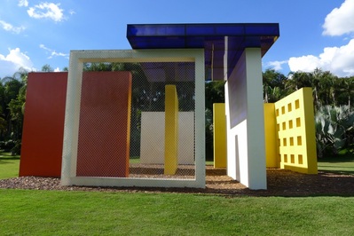 A obra-instalao Inveno da cor, Penetrvel Magic Square # 5, De Luxe, de 1977, de Hlio Oiticica (1937-1980), foi feita a partir das maquetes chamadas de proposies ambientais. O artista comeou a criar essas obras em 1960, pois s poderiam ser construdas em espaos abertos. Magic Square # 5  composta de nove paredes em alvenaria, tinta acrlica, tela de arame e cobertura com estrutura de metal e vidro.  importante ressaltar aos alunos que essa obra se trata de uma Instalao. A Instalao  uma forma de arte que utiliza a ampliao de ambientes que so transformados em cenrios do tamanho de uma sala. Pintura, escultura e outros materiais so usados conjuntamente para ativar o espao arquitetnico. O espectador participa da obra e, portanto, no se comporta somente como apreciador. 
<br><br/>
Palavras-chave: Arte contempornea. Helio Oiticica. Cor. 