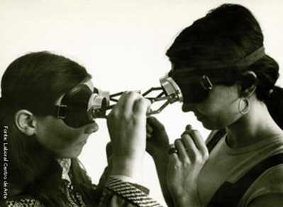 Lygia Pimentel Lins (1920 - 1998), mineira, foi pintora e escultora. Mudou-se para o Rio de Janeiro, em 1947, e iniciou seu aprendizado artstico com Burle Marx. Foi uma das fundadoras do Grupo Neoconcreto e participou da sua primeira exposio, em 1959. Recebeu o prmio de melhor escultora na Bienal Internacional de So Paulo em 1961. Em 1976, Lygia Clark inicia uma nova fase, estudando as possibilidades teraputicas da arte sensorial com uma abordagem diferente para cada pessoa, usando os Objetos relacionais", que  a designao genrica atribuda por Lygia Clark a todos os elementos que utilizava nas sesses de Estruturao do Self  trabalho praticado de 1976 a 1988, no qual Lygia trabalha o arquivo de memrias dos seus pacientes, os seus medos e fragilidades, atravs do sensorial. A artista desenvolve tambm de 1967 a 68 seus projetos para Proposies existenciais. Aqui, algumas propostas devem ser vividas a dois, esboando-se j, as investigaes de propostas coletivas da artista.  o caso de Dilogo: culos (1968).<br/><br/>Palavras-chave: Neoconcreto, objetos tridimensionais, arte sensorial, Objeto Relacional, Estruturao do Self, arquivo de memrias, proposta coletiva