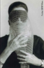 Lygia Pimentel Lins (1920 - 1998), mineira, foi pintora e escultora. Mudou-se para o Rio de Janeiro, em 1947, e iniciou seu aprendizado artístico com Burle Marx. Foi uma das fundadoras do Grupo Neoconcreto e participou da sua primeira exposição, em 1959. Recebeu o prêmio de melhor escultora na Bienal Internacional de São Paulo em 1961. Em 1976, Lygia Clark inicia uma nova fase, estudando as possibilidades terapêuticas da arte sensorial com uma abordagem diferente para cada pessoa, usando os  “Objetos relacionais ”, que é a designação genérica atribuída por Lygia Clark a todos os elementos que utilizava nas sessões de Estruturação do Self – trabalho praticado de 1976 a 1988, no qual Lygia trabalha o  “arquivo de memórias” dos seus pacientes, os seus medos e fragilidades, através do sensorial. Objeto Relacional Máscara abismo: um saco de rede sintética alaranjada (usado ainda hoje em supermercados para empacotar cebolas, batatas, etc) que envolve um saco plástico cheio de ar. Criado em diversas versões, este objeto era usado como máscara cobrindo o rosto do cliente, cuja extremidade prolongava-se sobre seu peito como a tromba de um animal.<br/><br/>Palavras-chave: Neoconcreto, objetos tridimensionais, arte sensorial, Objeto Relacional, Estruturação do Self, arquivo de memórias.
